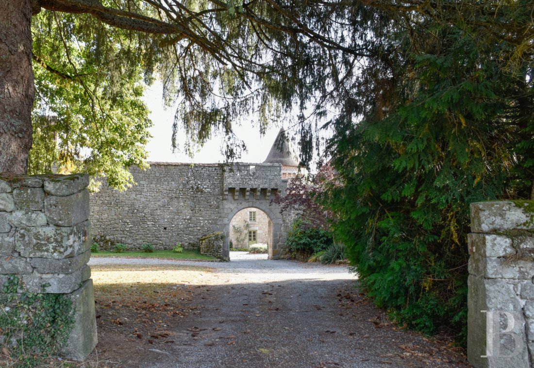En Limousin, dans le sud-est de la Creuse et à proximité d’Aubusson, un logis indépendant du 17e siècle au centre d’une place forte médiévale,  - photo  n°33